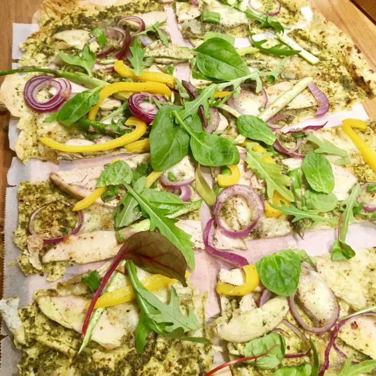 Rýchla špaldová pizza s kuraťom a špargľou