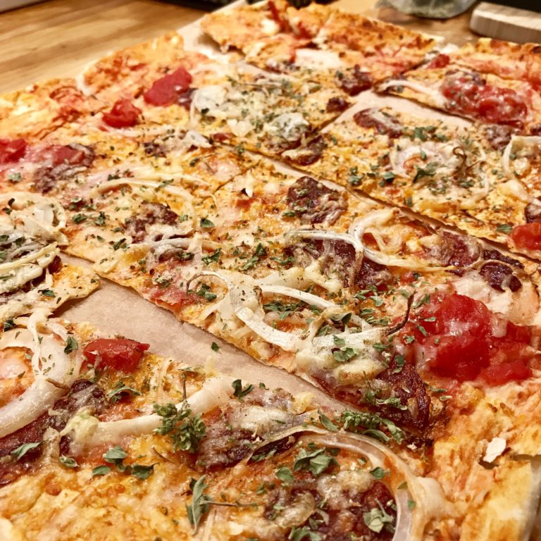 Cibulova pizza s klobaskou a parmezanom