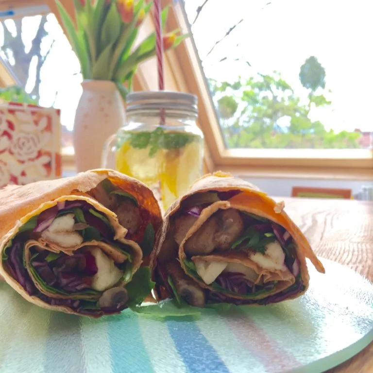 Halloumi wrap s hubami, chilly, cesnakom a kapustou